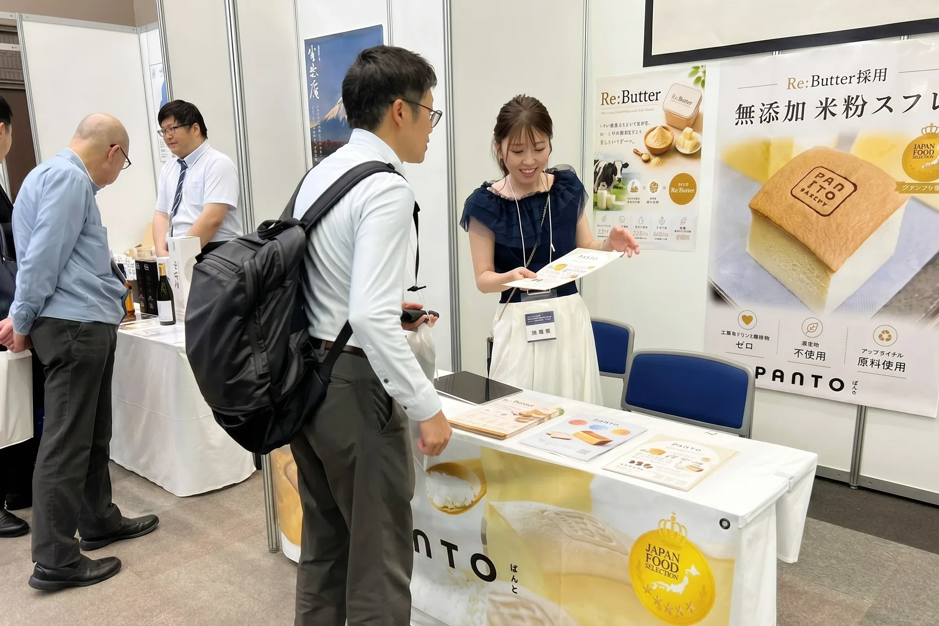 株式会社PANTOのブースで来場者にRe:Butterを紹介する様子